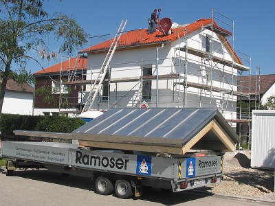 Kurze Zeit später wird der Kran das Schiebedach hinauf heben