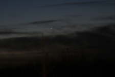 Merkur am Abendhimmel um 18:52 Uhr MEZ (3° Höhe), links oberhalb sind die Sterne SAO 146388 und SAO 146404, ISO 400, 1,6 s belichtet
