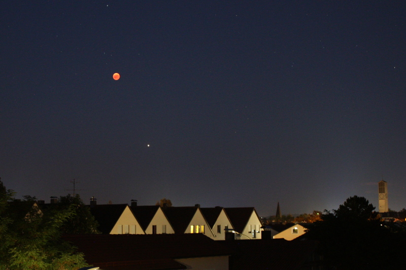 total verfinsterter Mond und Mars um 22:25 Uhr MESZ (Mitte der Finsternis)