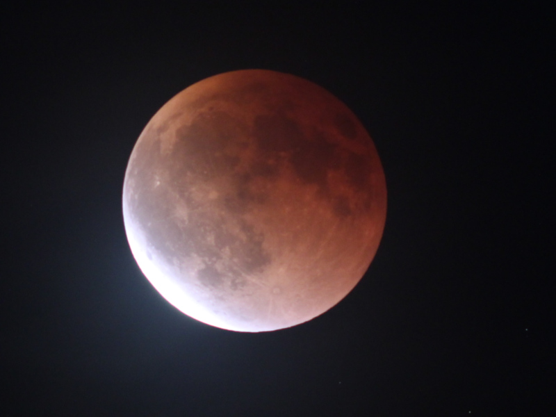 teilweise verfinsterter Mond um 20:56 Uhr MESZ (Austritt aus dem Kernschatten)