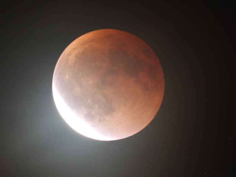 teilweise verfinsterter Mond um 20:59 Uhr MESZ (Austritt aus dem Kernschatten)