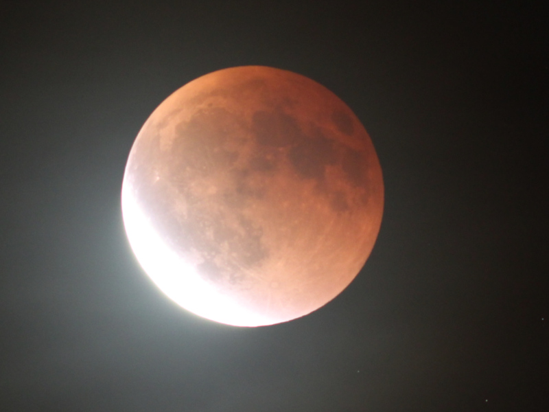 teilweise verfinsterter Mond um 21:01 Uhr MESZ (Austritt aus dem Kernschatten)