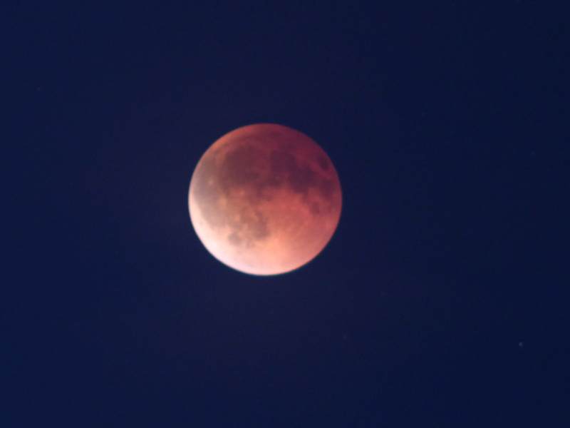total verfinsterter Mond um 20:44 Uhr MESZ