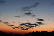 Schmale Mondsichel und Venus in der Abendd&auml;mmerung, 20.03.2026