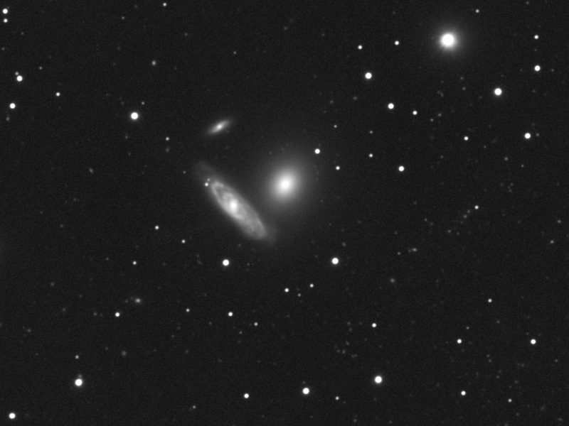 Galaxien NGC 2872, NGC 2873 und NGC 2874 in Leo